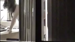 بھوک اور خوبصورت brunette فل سکسی ویڈیو گرل فرینڈ کتا سٹائل پر گولہ باری کی طرف سے ایک سیاہ فام آدمی